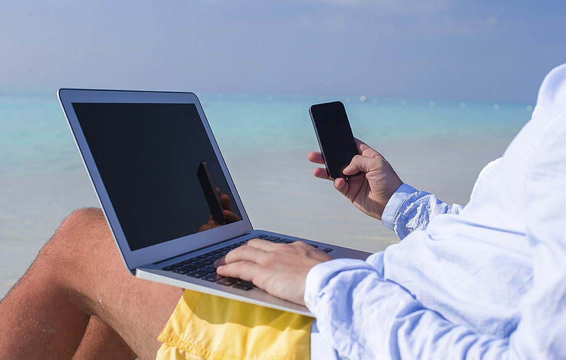 Управление из любой точки. С ноутбуком на пляже. Бизнесмен на пляже с ноутбуком. Мужчина на пляже с ноутбуком. Море пляж ноутбук.